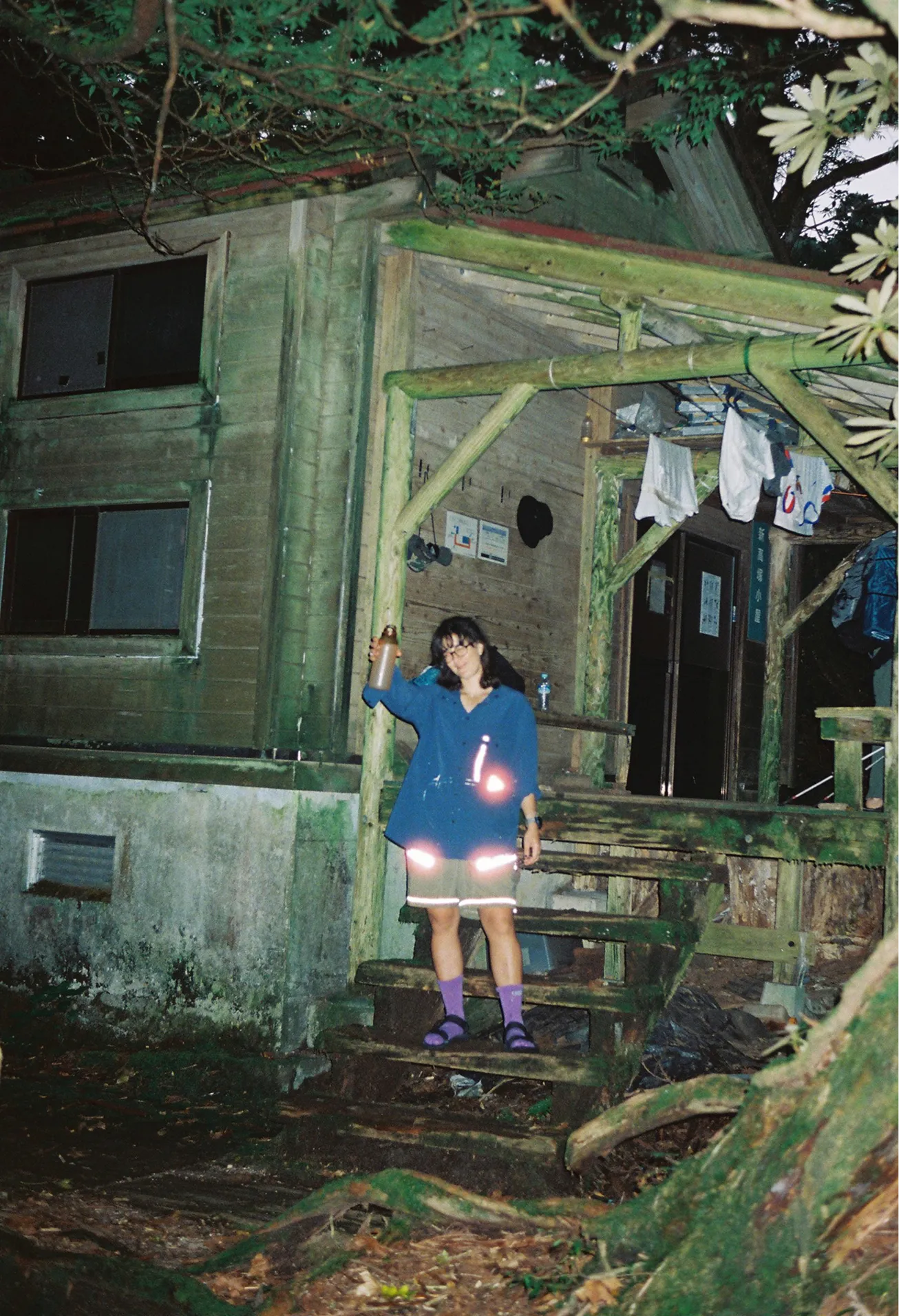 女性と小屋の画像