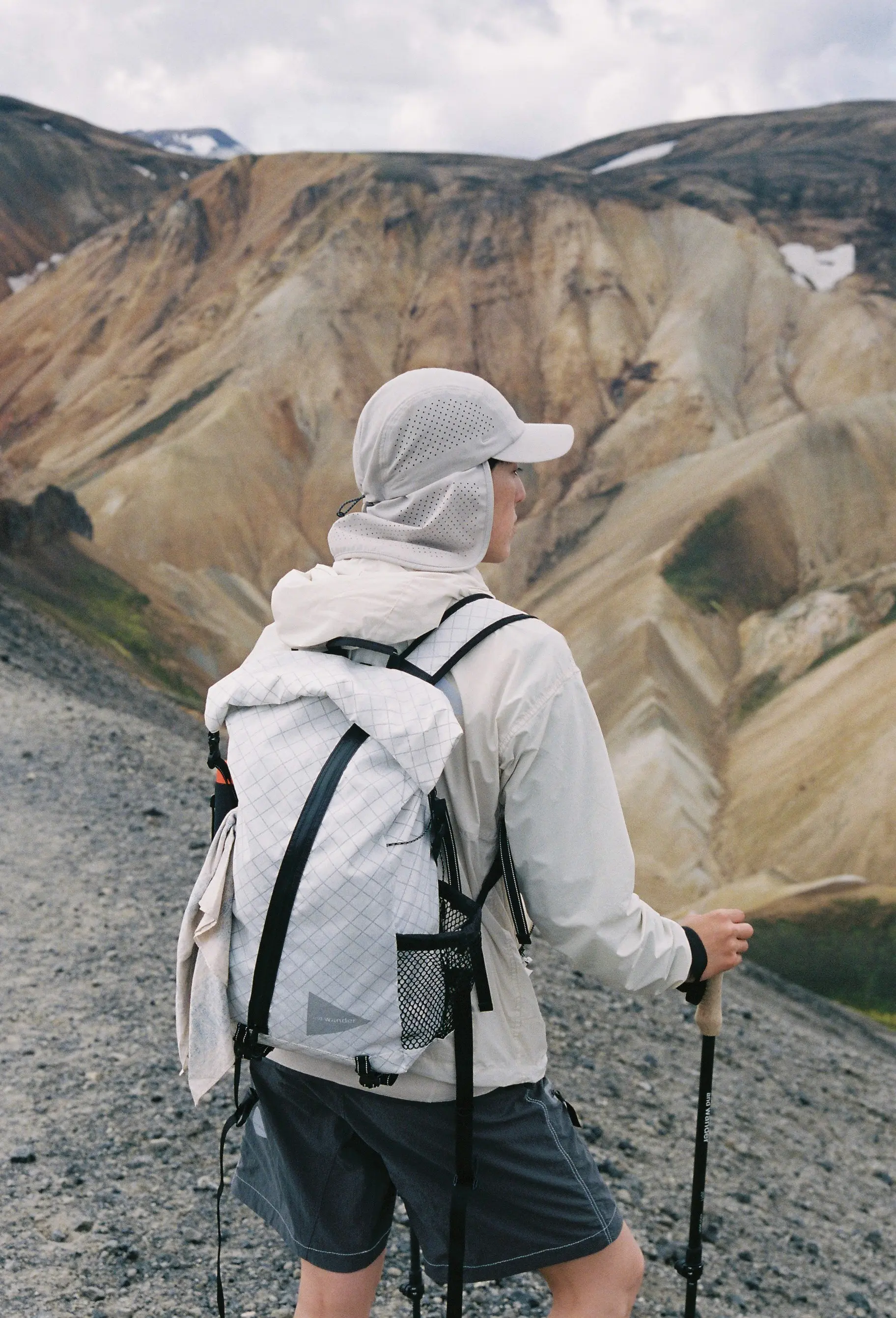 白のリュック・白の帽子などの登山の恰好をしている人の画像