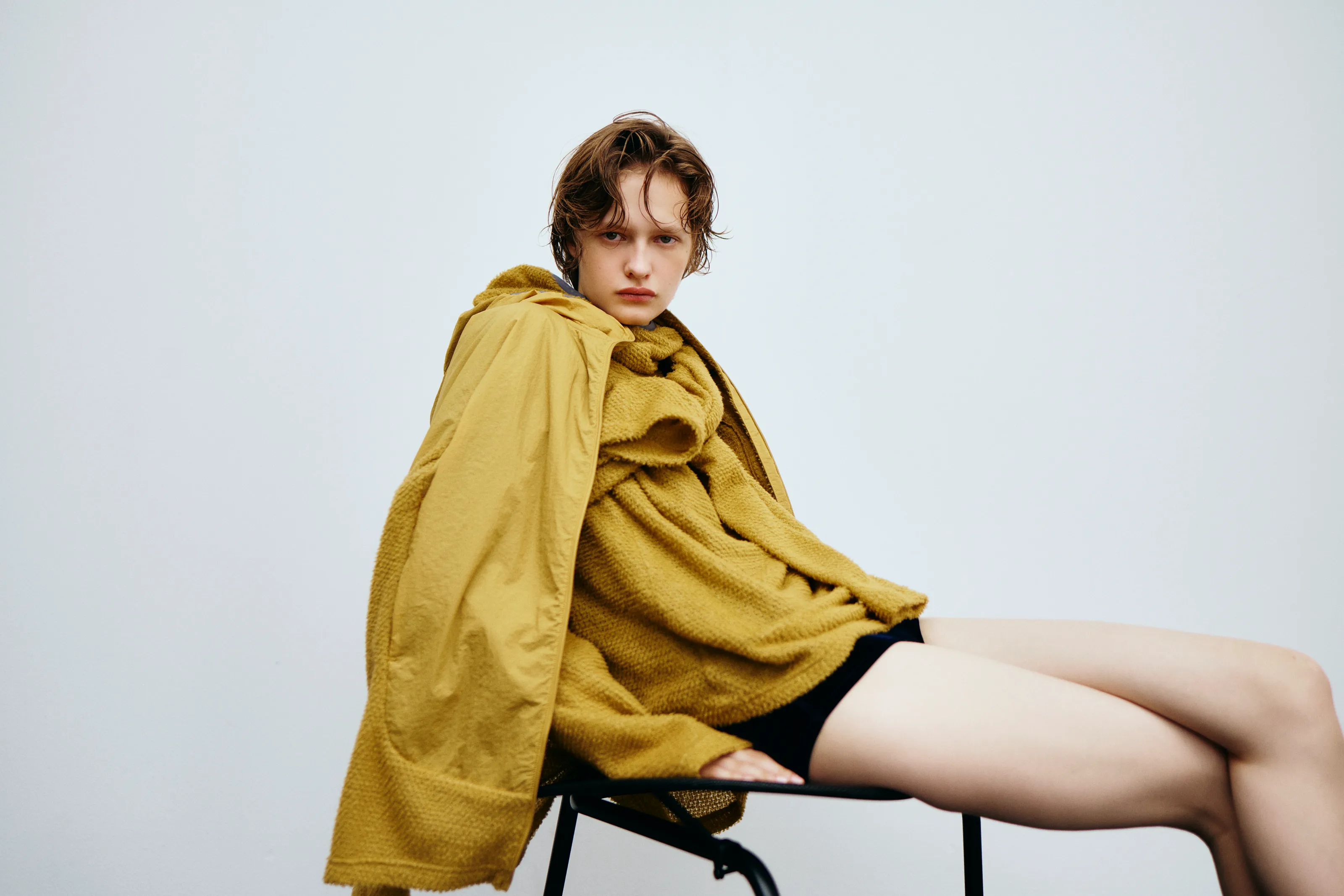 黄色のトップスのコーデ