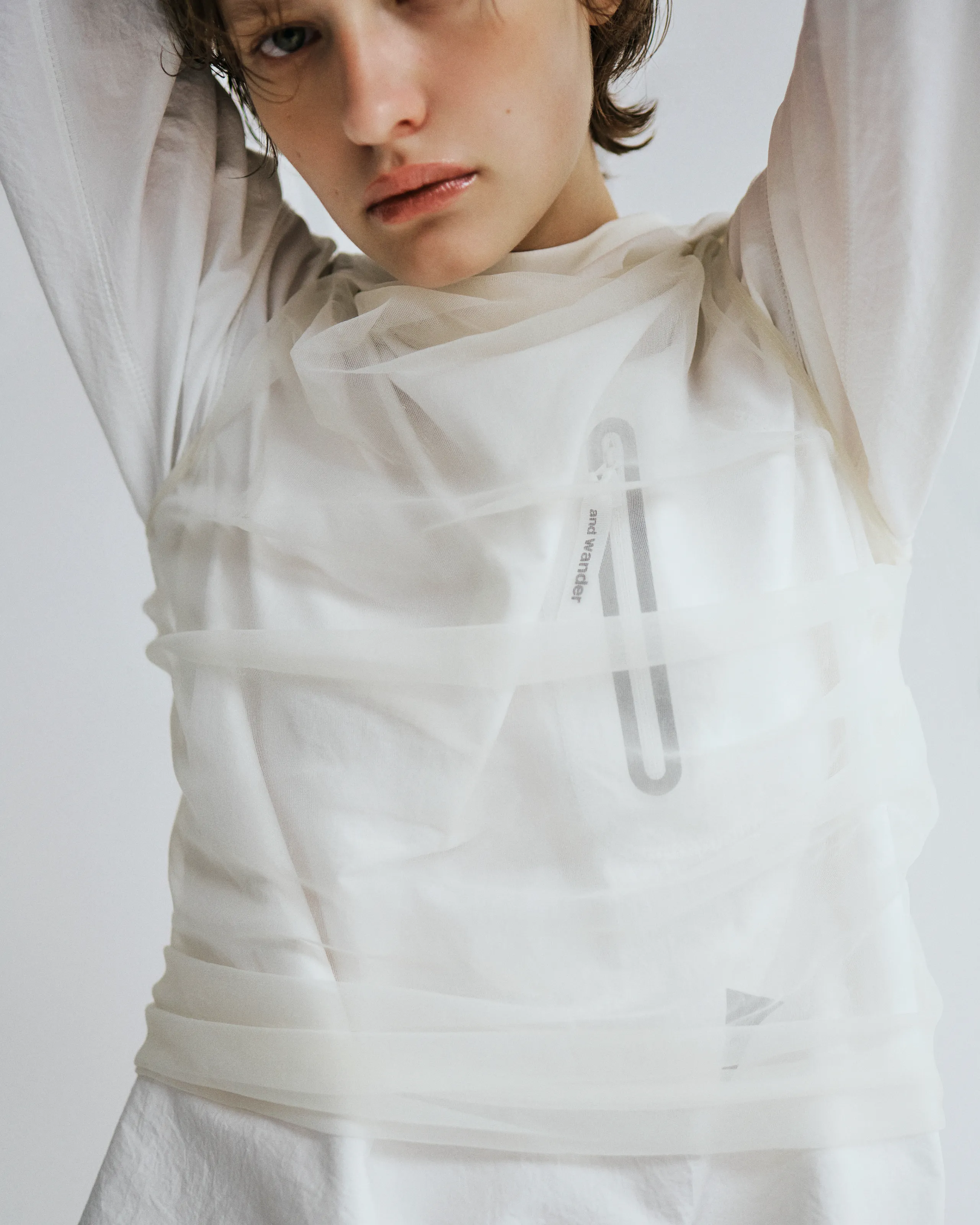 白のトップスと柄のパンツのコーデ