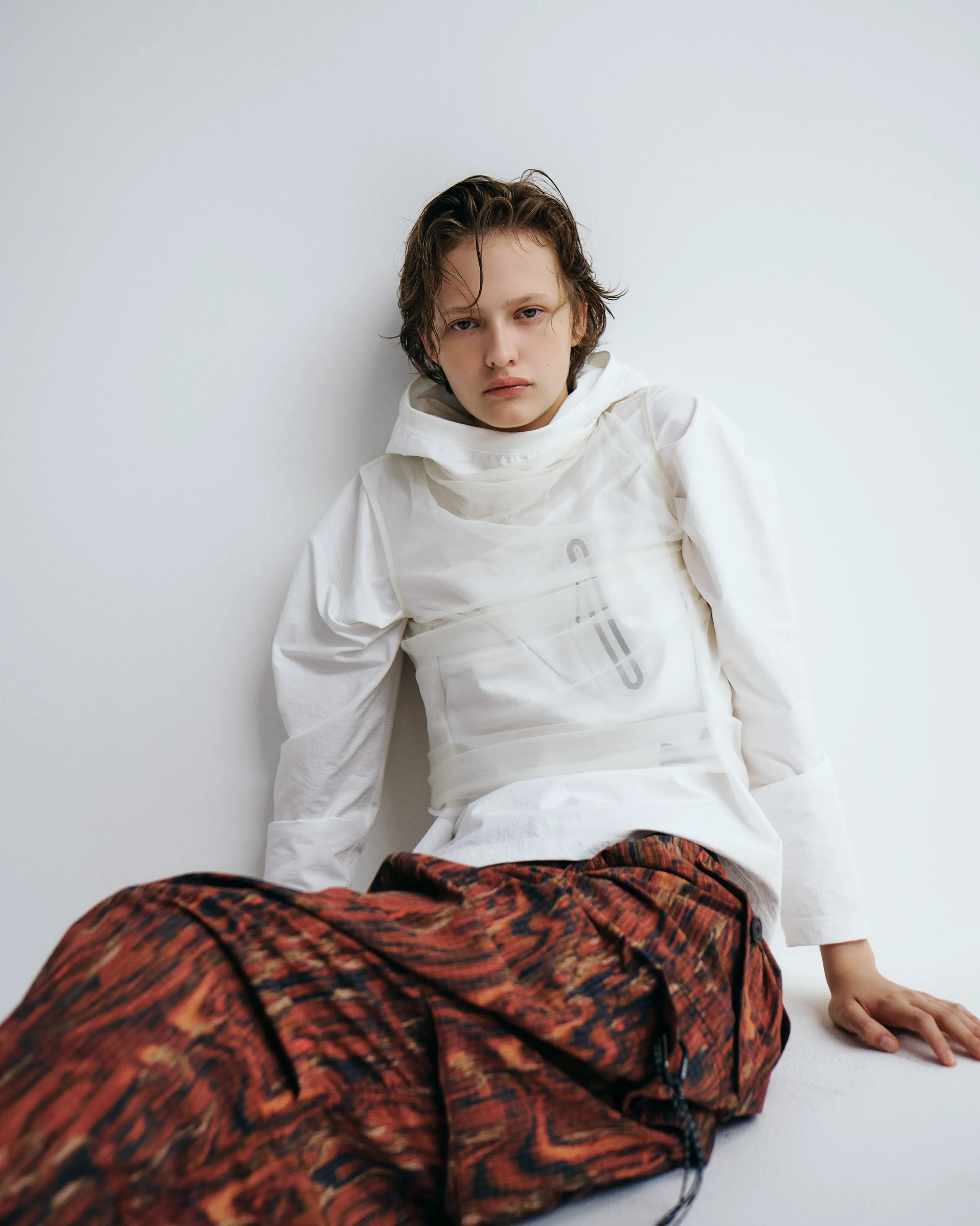 白のトップスと柄のパンツのコーデ