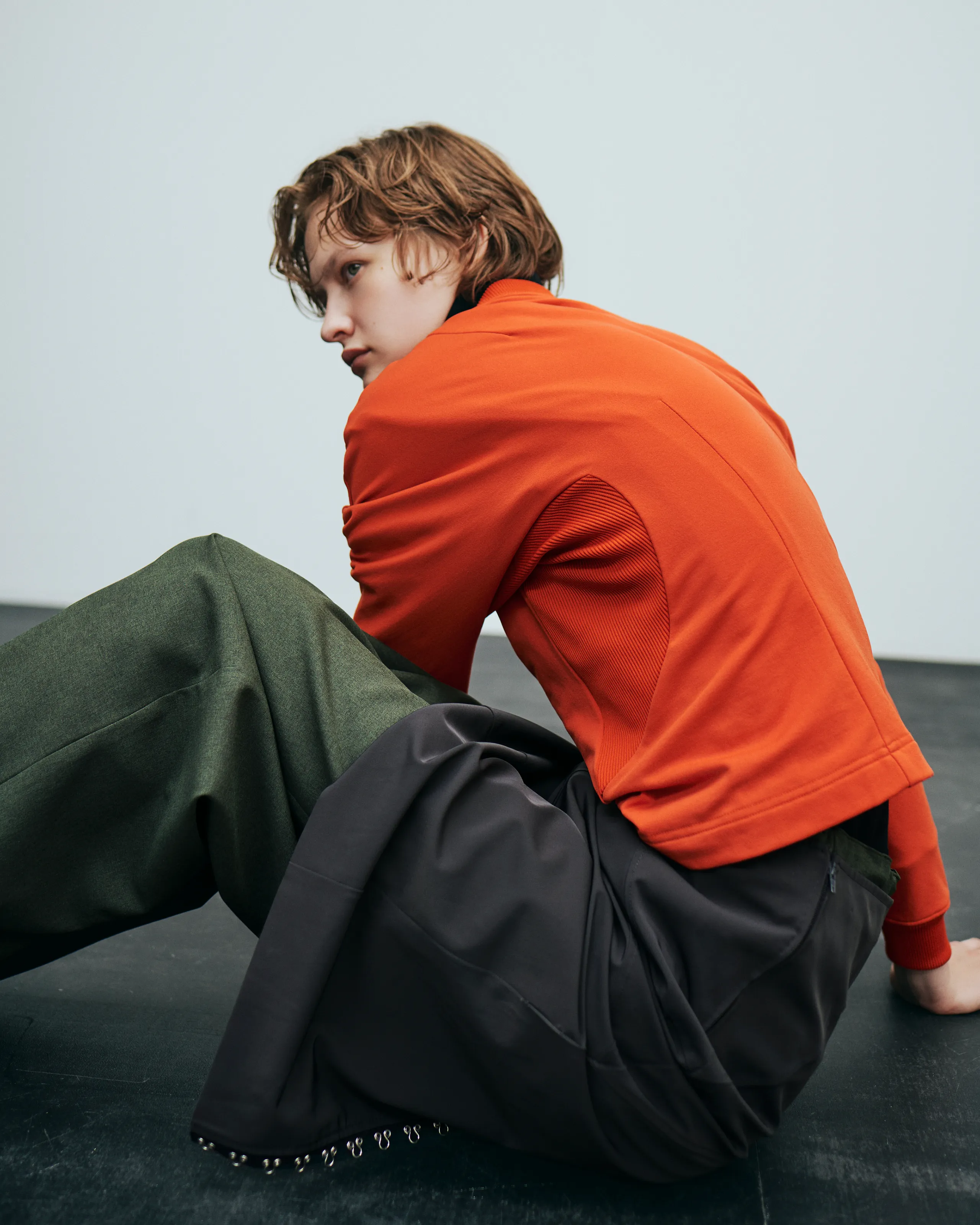 赤のトップスとグリーンのパンツのコーデ