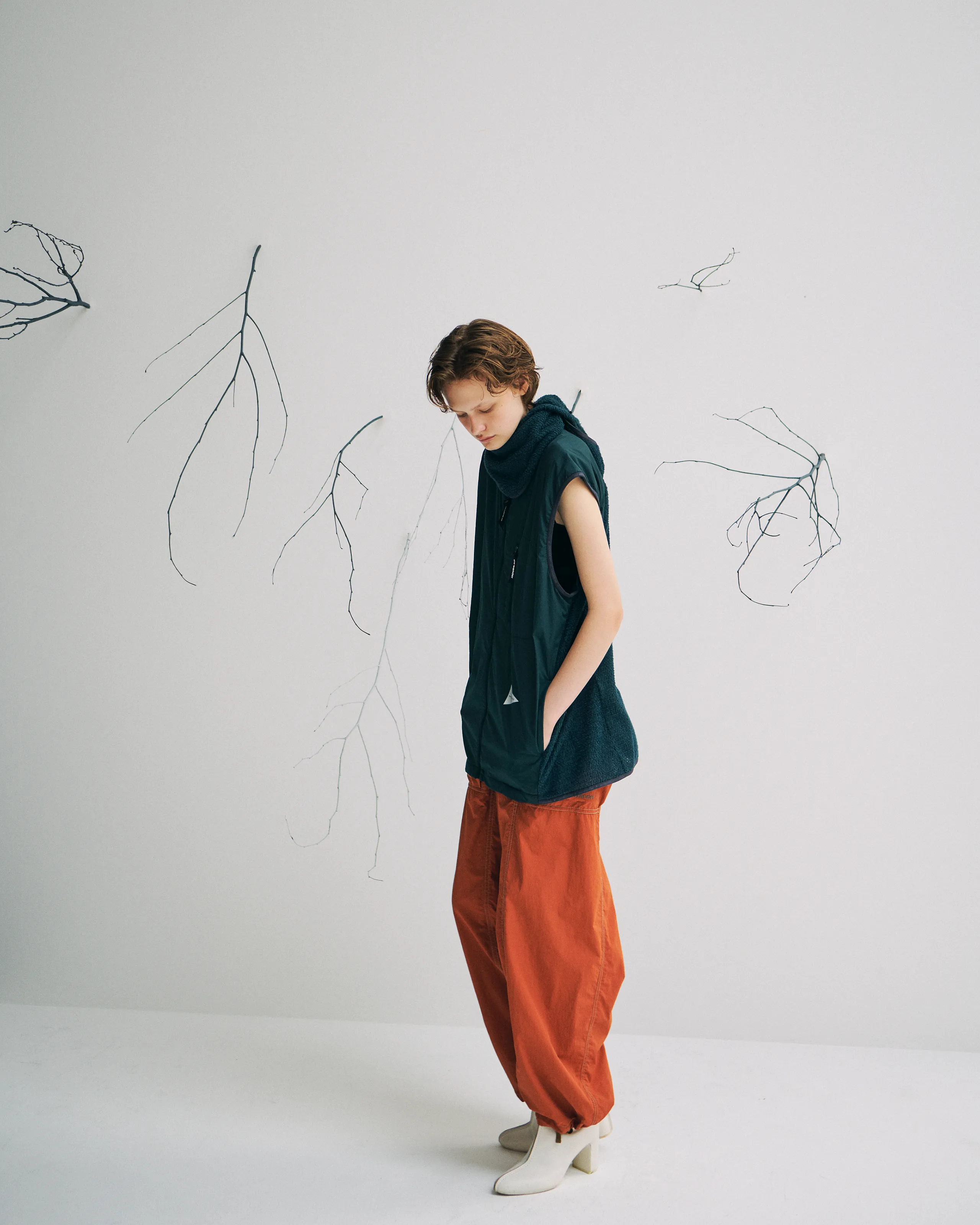 青のアウターと白のインナーのコーデ