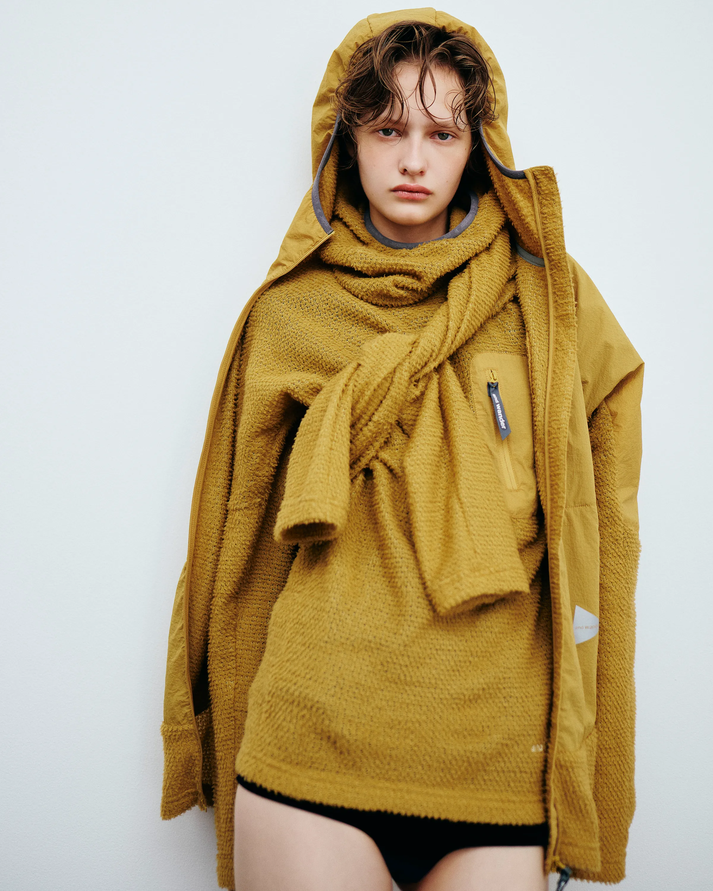 黄色のトップスのコーデ