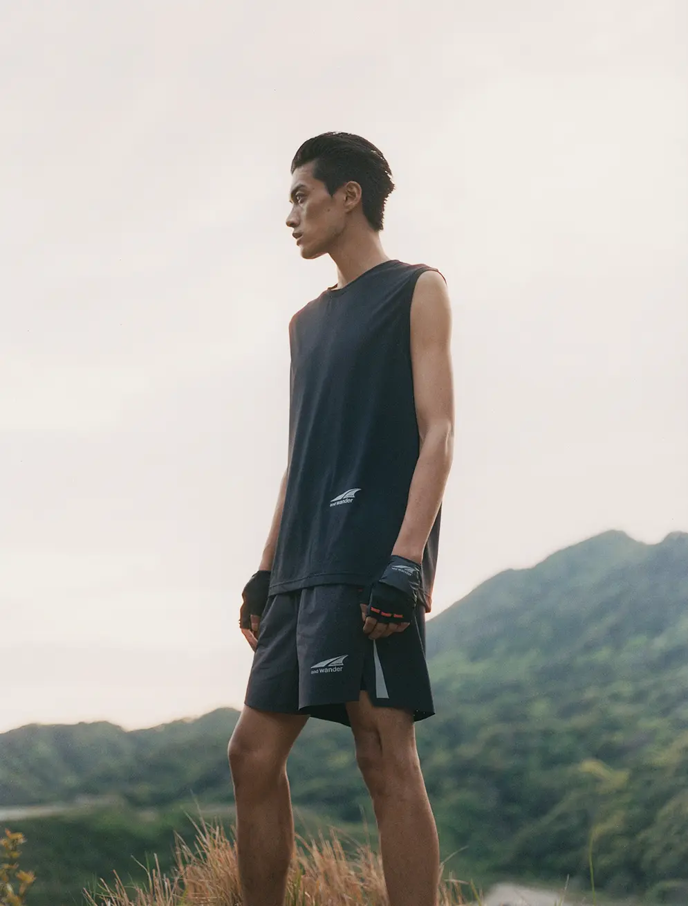 ALTRAの黒を着用している男性