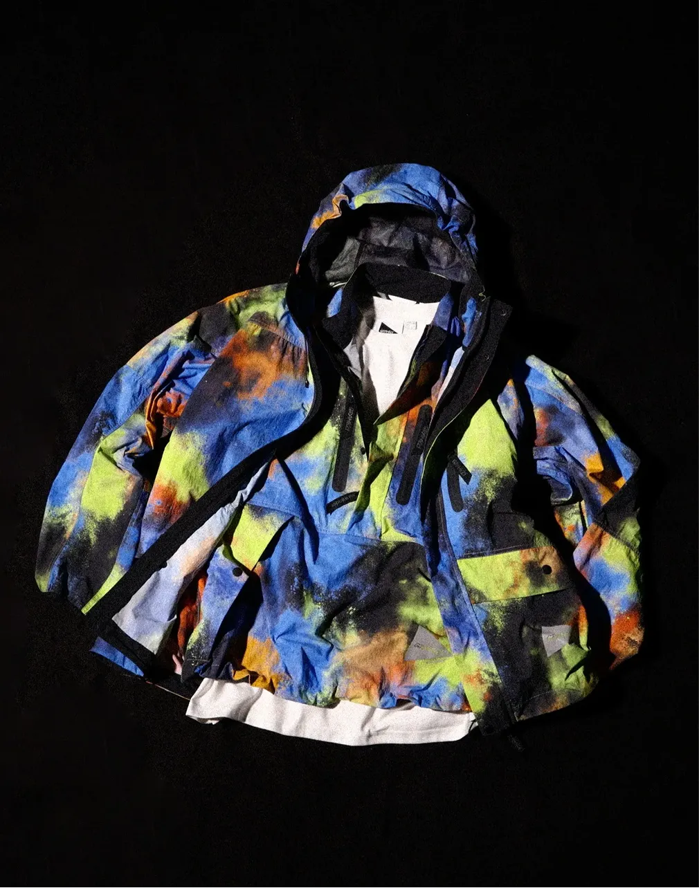 マーブル柄のアウターとベスト、白のTシャツの画像