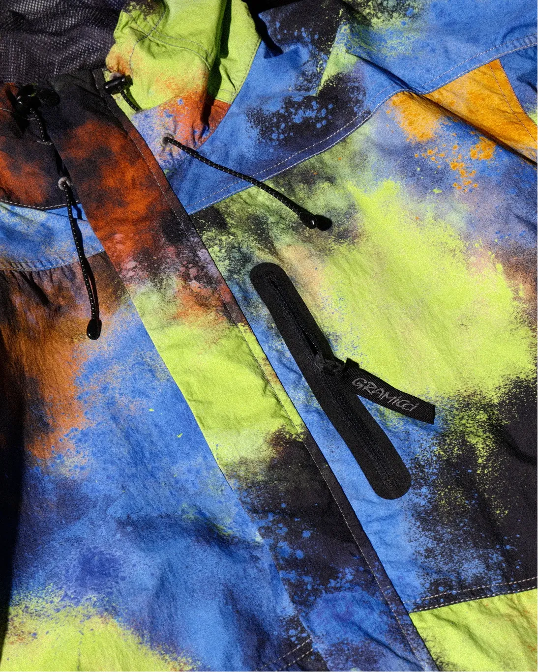 マーブル柄のアウターの画像