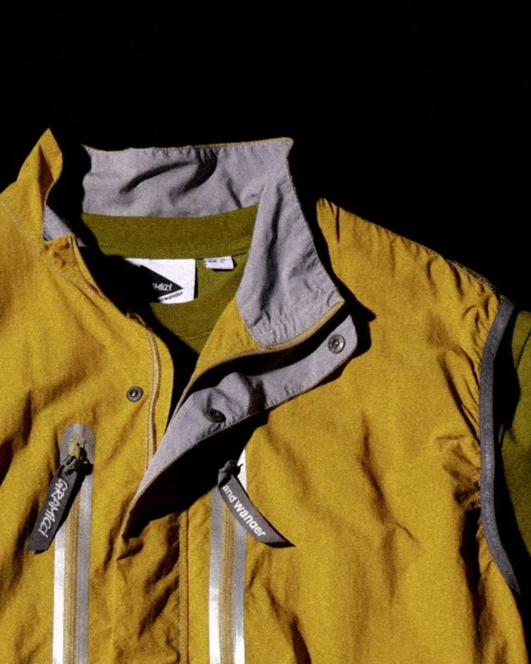 マスタード色のベスト