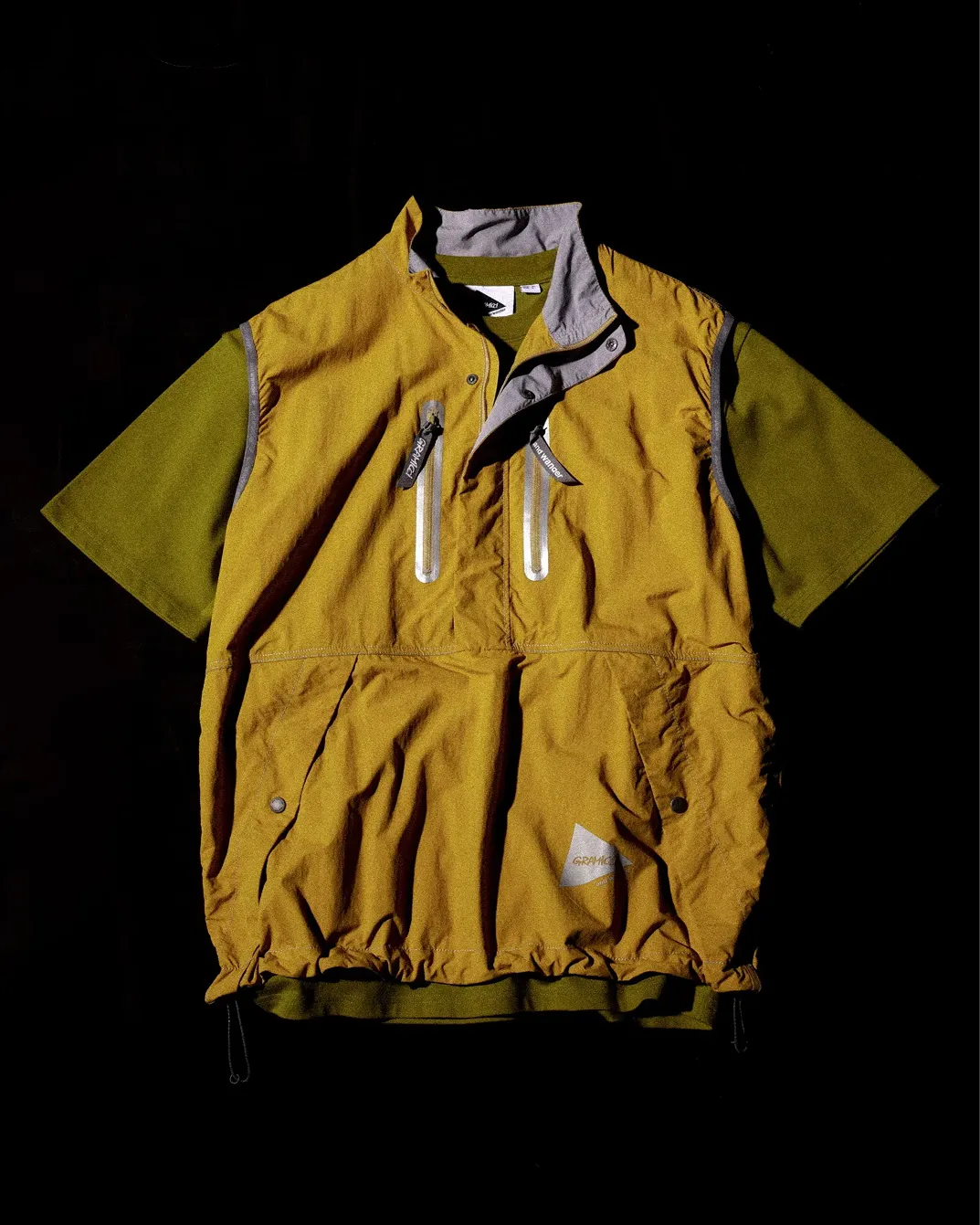 マスタード色のベストとTシャツの画像