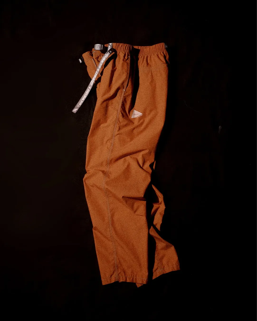 オレンジ色のロングパンツ