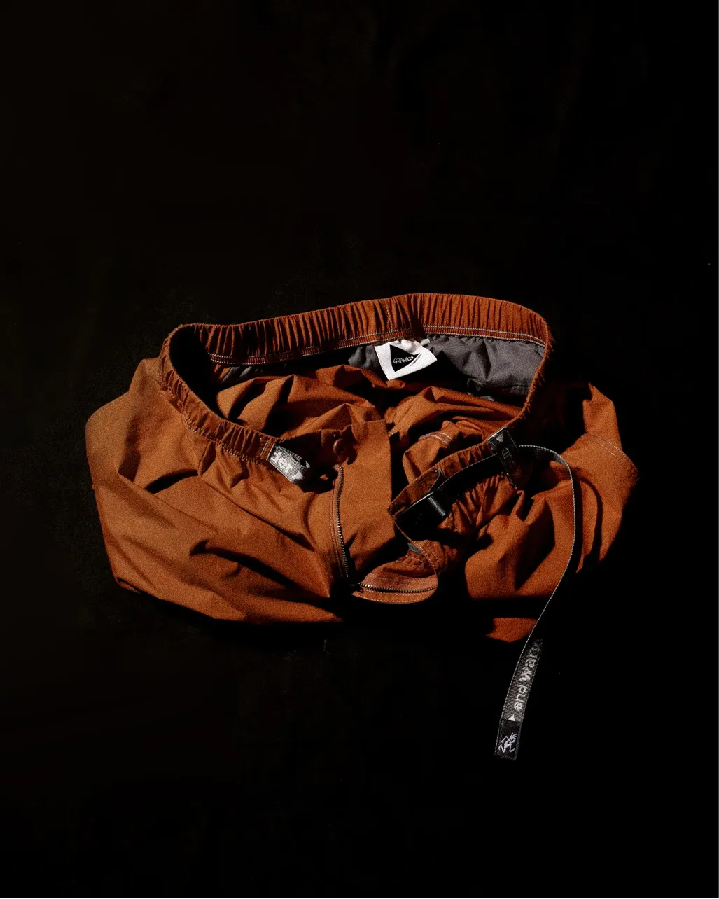 オレンジ色のロングパンツ