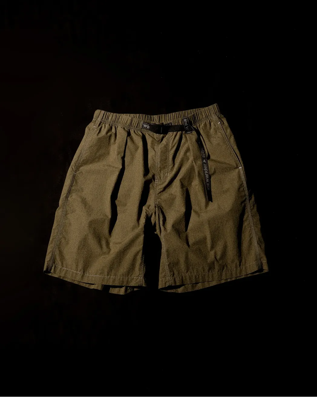 カーキ色のショートパンツ