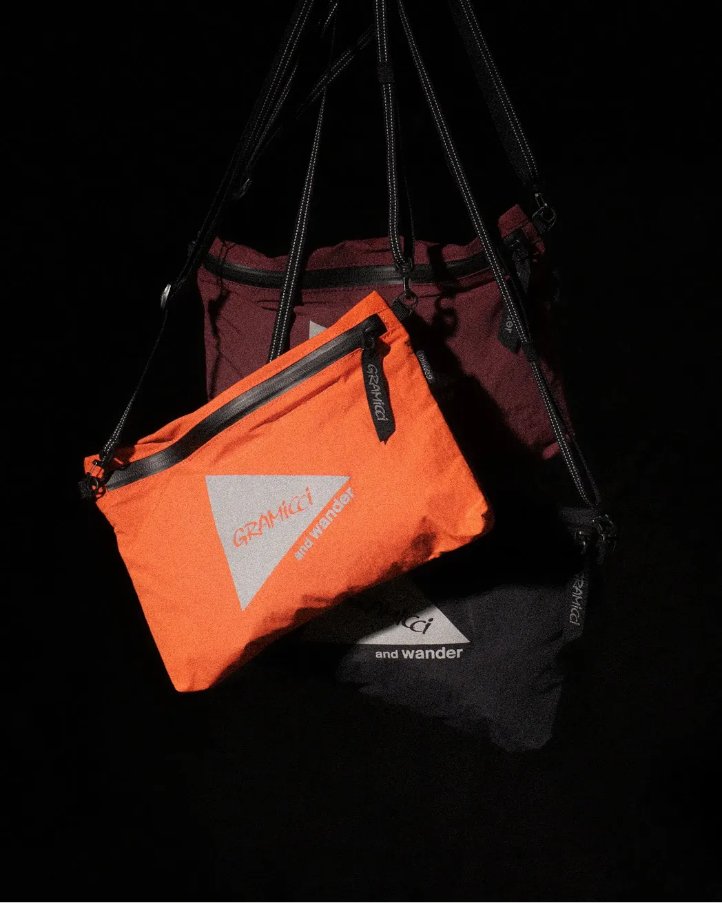 紫・オレンジ・黒のバッグ